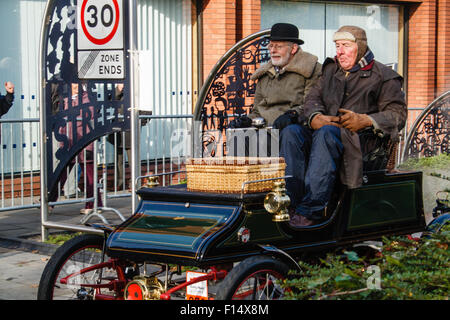 Treiber durchlaufen Crawley in einem Oldtimer Fahrzeug während des London to Brighton Veteran Car Run Stockfoto