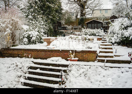 Eine verschneite Vorstadt Garten in Caterham, Surrey, England, nach starkem Schneefall Stockfoto