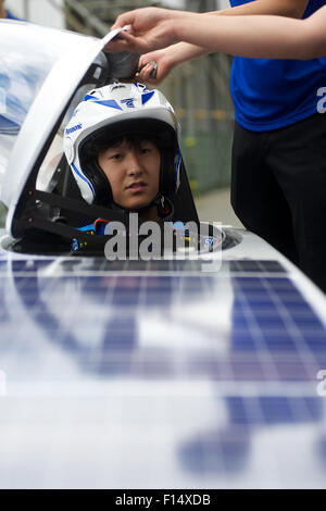 Tokai University, Tokio, Japan. 27. August 2015. Japans Solar Challenger Team geben eine Demonstration ihres Autos, bevor sie nach Australien gesendet wird, an der World Solar Challenge im Oktober dieses Jahres stattfand zu konkurrieren. Bildnachweis: Peter Blake/Alamy Live-Nachrichten Stockfoto