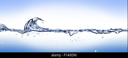 Blaue Welle Wasser isoliert auf weißem Hintergrund Stockfoto
