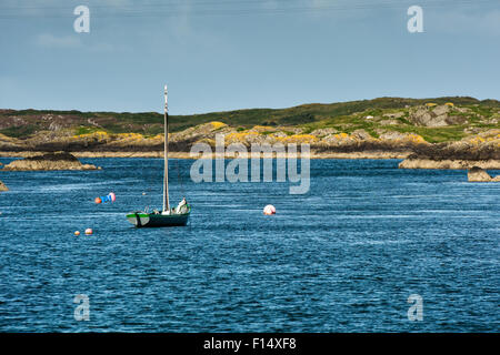 Sommerszene Küsten der Felsenküste mit Ankern Segelboot in Bucht von West Cork in der Nähe von Baltimore in Irland Stockfoto