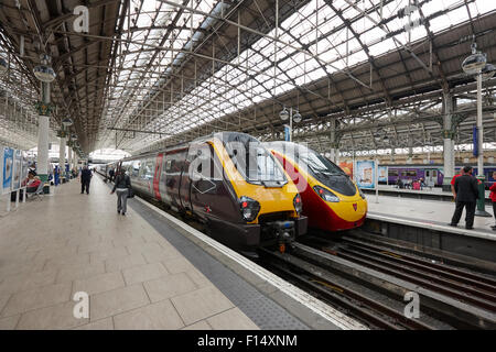 Cross Country und natives Pendolino Bahnhof Züge am Piccadilly Manchester UK Stockfoto