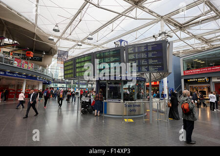 Trainieren von Informationsanzeige am Piccadilly Bahnhof Manchester UK Stockfoto