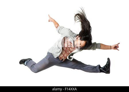 Mann mit ausgestreckten Armen in die Luft springen Stockfoto