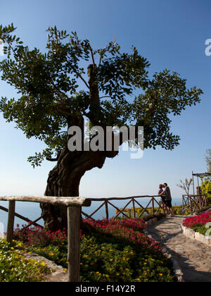 Italien, Küste von Amalfi, Ravello, älteres Paar, küssen Stockfoto