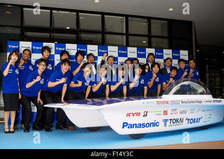 Tokai University, Tokio, Japan. 27. August 2015. Japans Solar Challenger Team zeigen ihr Engagement bei der Pressevorstellung für ihre Tokai Challenger solarbetriebene Auto, das in der 2015 Bridgestone Solar Challenge im Oktober antreten. Bildnachweis: Peter Blake/Alamy Live-Nachrichten Stockfoto