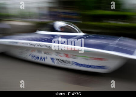 Tokai University, Tokio, Japan. 27. August 2015. Japans Solar Challenger Eintrag Laufwerke entlang einer Straße auf Tokai University Shonan Campus an der Presse für das Auto zu starten. Bildnachweis: Peter Blake/Alamy Live-Nachrichten Stockfoto