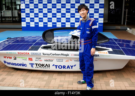 Tokai University, Tokio, Japan. 27. August 2015. Taka Yanagi von der Tokai University Solar Challenger 2015-Team steht vor dem angetriebenes Solarauto, dass er 3000 km quer durch Australien im Oktober 2015 Event fahren. Bildnachweis: Peter Blake/Alamy Live-Nachrichten Stockfoto