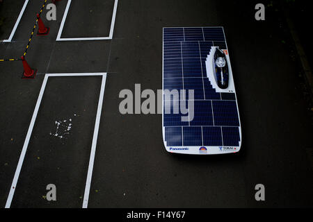 Tokai University, Tokio, Japan. 27. August 2015. Japans Solar Challenger Eintrag Laufwerke entlang einer Straße auf Tokai University Shonan Campus an der Presse für das Auto zu starten. Bildnachweis: Peter Blake/Alamy Live-Nachrichten Stockfoto