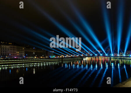 LYON, Frankreich - 6. Dezember 2014: Straßenansicht mit Skyline der Stadt beim Lichterfest in Lyon, Frankreich. Stockfoto