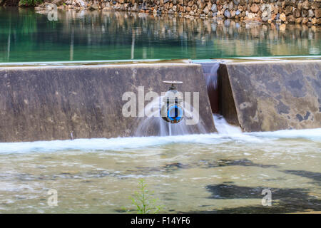 fließende Wasser aus dem offenen Schleusen eines Staudamms entlassen Stockfoto