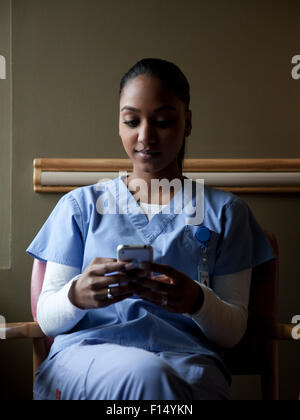 USA, Utah, Payson, junge Krankenschwester SMS Stockfoto