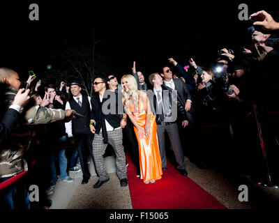 Kleid von Paparazzi fotografiert junge Frau in orange Seide, Provo, Utah, USA Stockfoto