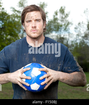 USA, Utah, Provo, Porträt des jungen Mannes halten Fußball Stockfoto