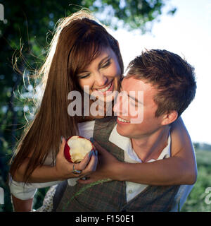 USA, Utah, Provo, Freund geben Huckepack-Fahrt, Freundin Stockfoto
