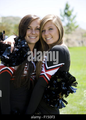 USA, Utah, American Fork, Porträt von zwei Cheerleader umarmt Stockfoto