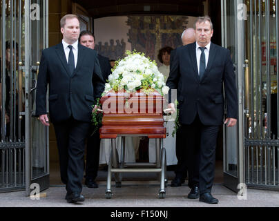 Stuttgart, Deutschland. 27. August 2015. Der Sarg mit Gerhard Mayer-Vorfelder: der ehemalige Präsident des Fußballvereins Stuttgart und deutscher Fußball-Bund wird aus der Kathedrale von Stuttgart, St. Credit gebracht: Dpa picture-Alliance/Alamy Live News Stockfoto