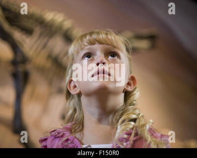 USA, Utah, Lehi, Mädchen (6-7) nachschlagen Stockfoto