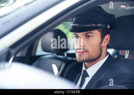 Porträt von gut aussehend männlichen Fahrer in einem Auto sitzen Stockfoto