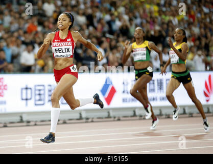 (150827)--Peking, 27. August 2015 (Xinhua)--Allyson Felix der Vereinigten Staaten konkurriert, während die Frauen 400 m-Finale bei der IAAF Weltmeisterschaften 2015 an die "Vogels Nest'National Stadion in Peking, Hauptstadt von China, 27. August 2015. (Xinhua/Wang Lili) Stockfoto