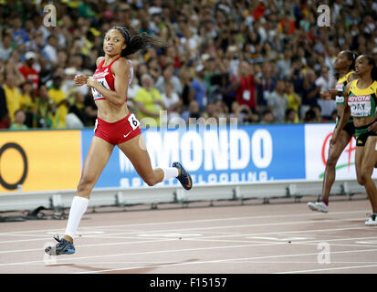 (150827)--Peking, 27. August 2015 (Xinhua)--Allyson Felix der Vereinigten Staaten konkurriert, während die Frauen 400 m-Finale bei den Weltmeisterschaften 2015 in das "Vogelnest" Nationalstadion in Peking, Hauptstadt von China, 27. August 2015. (Xinhua/Wang Lili) Stockfoto