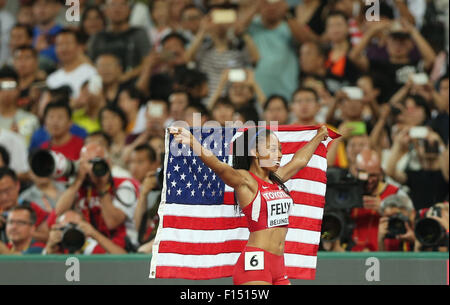 (150827)--Peking, 27. August 2015 (Xinhua)--Allyson Felix der Vereinigten Staaten feiert nach dem Gewinn der Frauen 400 m Finale bei den Weltmeisterschaften 2015 in das "Vogelnest" Nationalstadion in Peking, Hauptstadt von China, 27. August 2015. (Xinhua/Cao kann) Stockfoto