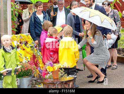 Karlstad, Värmland-27-08-2015 Prinzessin Sofia Prinz Carl Philip und Prinzessin Sofia am letzten Tag der 2 Tage Besuch in Värmland Carl Philp & Sofia überlassen, mit dem Boot von Karlstad Mariebergsskogen, Karlstads Kommun wo sie Königspaar Das Naturzentrum, Kinder Gemüse Garten RPE/Albert Nieboer/Niederlande, - NO WIRE SERVICE - besuchen Stockfoto