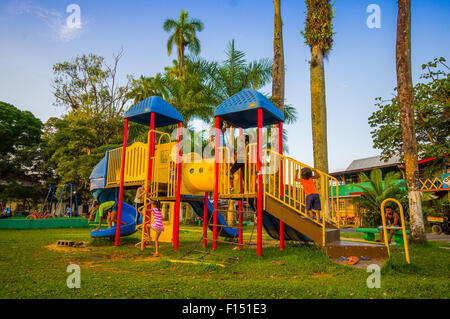 PANAMA, PANAMA - 16. April 2015: Straßenansicht von Isla Colon ist die am dichtesten besiedelte Insel der Inselgruppe Bocas del Toro Stockfoto