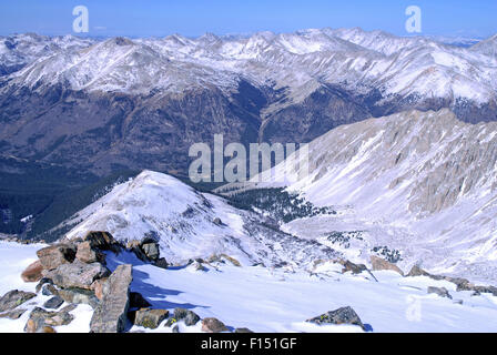 Alpine Berglandschaft mit Schnee in den Rocky Mountains, USA Stockfoto