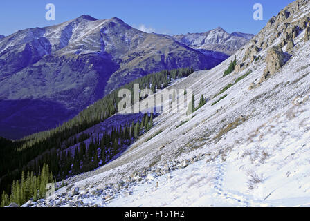 Alpine Berglandschaft mit Schnee in den Rocky Mountains, USA Stockfoto