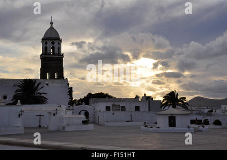 Sonnenuntergang auf der Plaza de la Constitución von Teguise mit Kirchturm der Kirche Nuestra Señora de Guadalupe (Teguise, Lanzarote, Kanarische Inseln, Spanien) Stockfoto