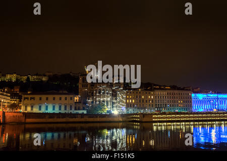 LYON, Frankreich - 6. Dezember 2014: Straßenansicht mit Skyline der Stadt spiegelt sich im Fluss beim Lichterfest in Lyon, Frankreich. Stockfoto