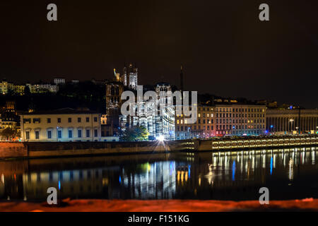 LYON, Frankreich - 6. Dezember 2014: Straßenansicht mit Skyline der Stadt spiegelt sich im Fluss beim Lichterfest in Lyon, Frankreich. Stockfoto