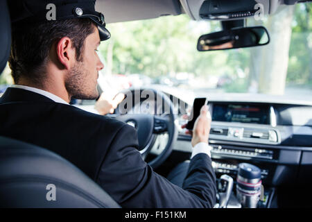 Porträt eines schönen männlichen Chauffeur fahren Autos Stockfoto