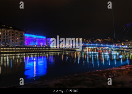 LYON, Frankreich - 6. Dezember 2014: Straßenansicht mit Skyline der Stadt spiegelt sich im Fluss beim Lichterfest in Lyon, Frankreich. Stockfoto