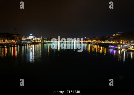 LYON, Frankreich - 6. Dezember 2014: Straßenansicht mit Skyline der Stadt spiegelt sich im Fluss beim Lichterfest in Lyon, Frankreich. Stockfoto