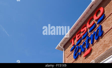 Supermarkt-Zeichen, Tesco extra, gegen blauen Himmel Stockfoto