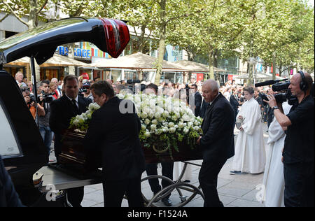 Stuttgart, Deutschland. 27. August 2015. Der Sarg mit dem Leichnam von Gerhard Mayer-Vorfelder: der ehemalige Präsident des Fußballvereins Stuttgart und deutscher Fußball-Bund entstammt der Domkirche St. Kredit: Dpa picture-Alliance/Alamy Live News Stockfoto