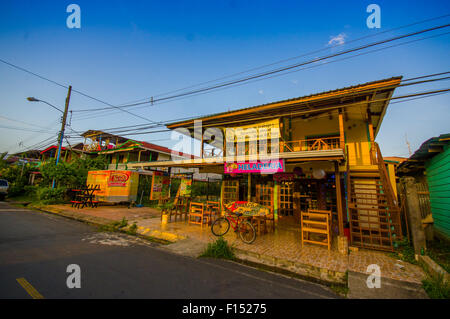 PANAMA, PANAMA - 16. April 2015: Straßenansicht von Isla Colon ist die am dichtesten besiedelte Insel in der Bocas del Toro Stockfoto