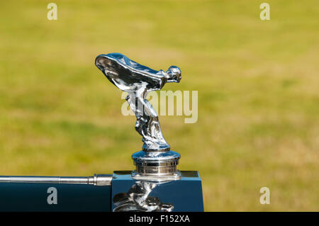 Die Spirit of Ecstasy auf der Motorhaube eines Autos von Rolls-Royce. Stockfoto