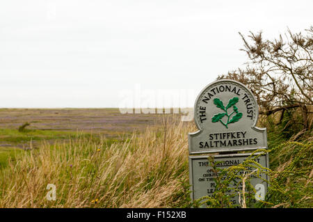 Ein National Trust Zeichen für Stiffkey Saltmarshes an der North Norfolk-Küste. Stockfoto