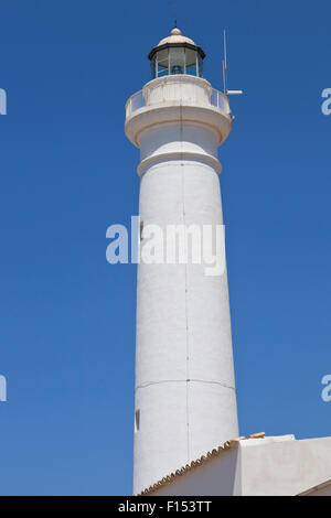 Weißer Turm gegen blauen Himmel in Punta Secca, südlich von Sizilien, Italien Stockfoto