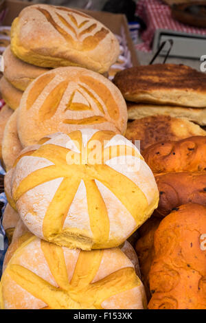 Artisan Brot Stand auf einem Markt in Alcala, Teneriffa, Kanarische Inseln, Spanien. Stockfoto