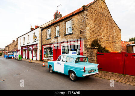 Goathland Dorf-Shop-Aidensfield-Geschäfte ford Anglia Polizeiauto von Puls TV-Show geparkt ikonischen Außenansicht der Lebensmittelhändler Stockfoto