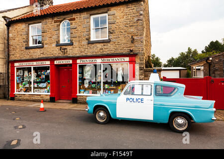 Goathland Dorf-Shop-Aidensfield-Geschäfte ford Anglia Polizeiauto von Puls TV-Show geparkt ikonischen Außenansicht der Lebensmittelhändler Stockfoto