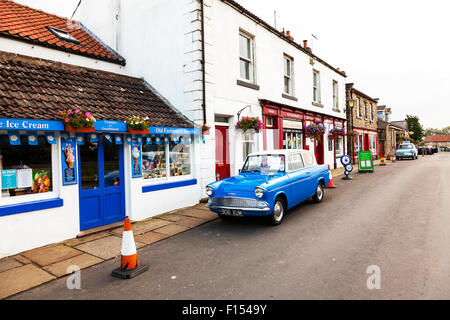 Goathland Dorf-Shop-Aidensfield-Geschäfte ford Anglia Polizeiauto von Puls TV-Show geparkt ikonischen Außenansicht der Lebensmittelhändler Stockfoto