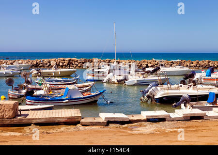 Traditionellen Fischerhafen in Punta Secca, Sizilien im Mittelmeer mit bunten Booten in der beiliegenden felsigen marina Stockfoto