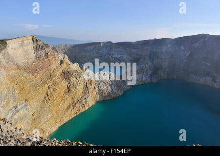 Bunte Kraterseen der Kelimutu Vulkan der Insel Flores, Indonesien. Kelimutu hat 3 Seen, darunter Tiwu Nua Muri Kofah (See Stockfoto