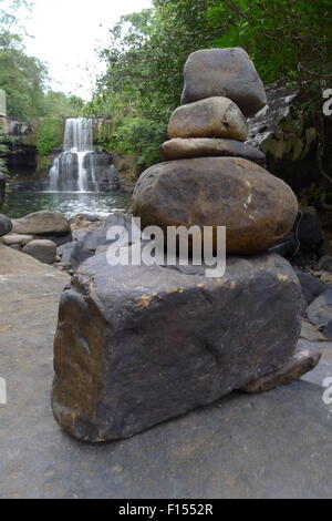 Steinen vor einem Wasserfall auf Koh Kut (Ko Kood) Insel Stockfoto