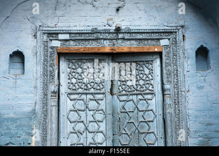 Indien, Jammu & Kaschmir, Srinagar, Altstadt, blau lackierte Tür mit islamischen Mustern verziert Stockfoto